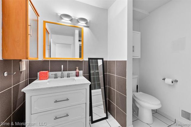 8641 Crabapple Lane, Warren, MI 48093