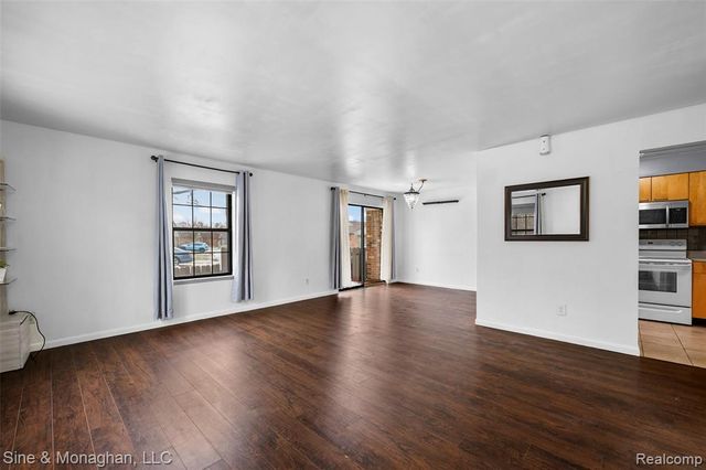 8641 Crabapple Lane, Warren, MI 48093