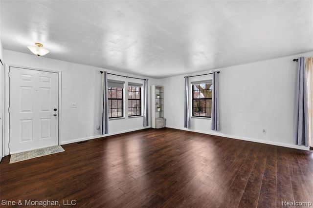 8641 Crabapple Lane, Warren, MI 48093