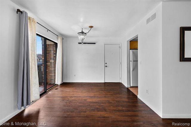 8641 Crabapple Lane, Warren, MI 48093