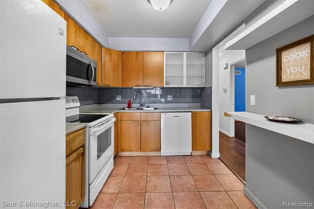 8641 Crabapple Lane, Warren, MI 48093