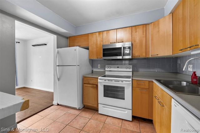 8641 Crabapple Lane, Warren, MI 48093