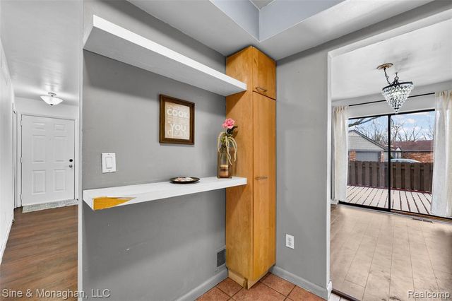 8641 Crabapple Lane, Warren, MI 48093