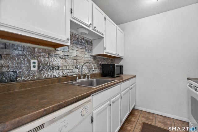 95 Wauwinet Trail 95, Guilford, CT 06437