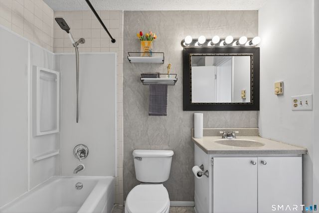 95 Wauwinet Trail 95, Guilford, CT 06437