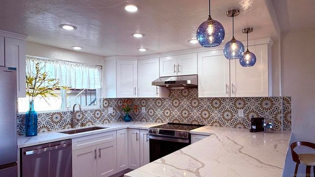 6677 Paseo Del Norte F, Carlsbad, CA 92011