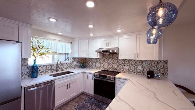 6677 Paseo Del Norte F, Carlsbad, CA 92011