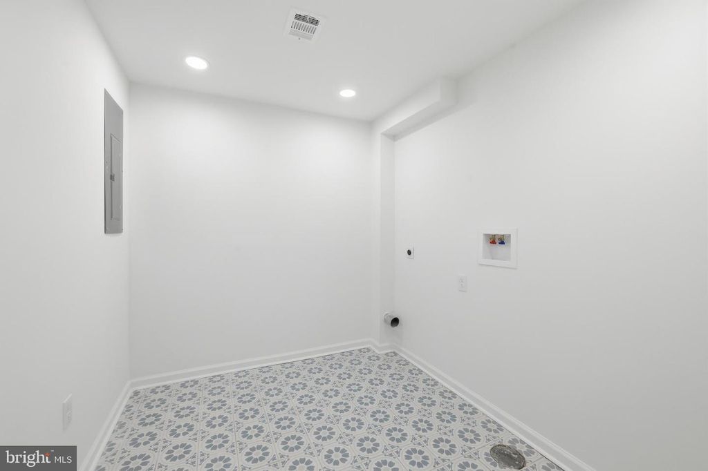 Image 19 of property listing at 1206 TURPIN LN, Baltimore, MD 21202