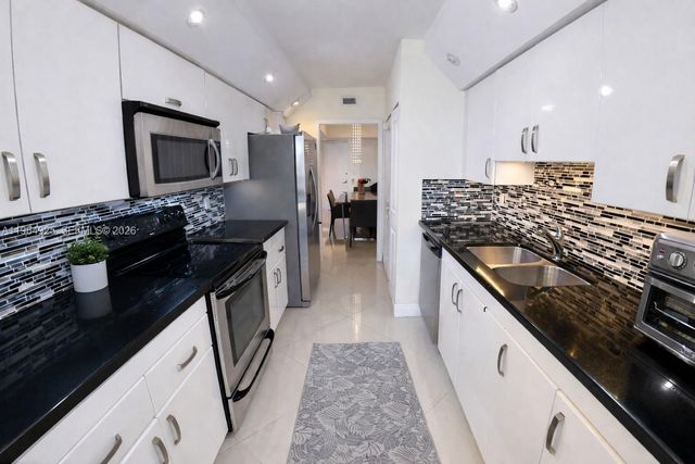 19707 Turnberry Way 20G, Aventura, FL 33180