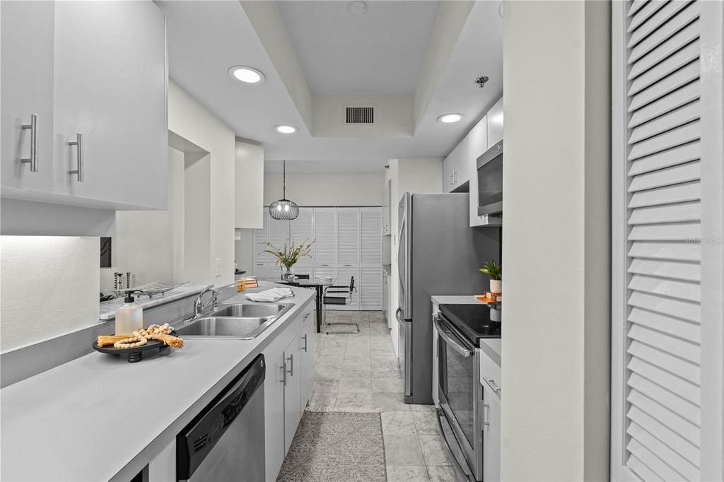 Image 10 of property listing at 707 SEDDON COVE WAY, Tampa, FL 33602