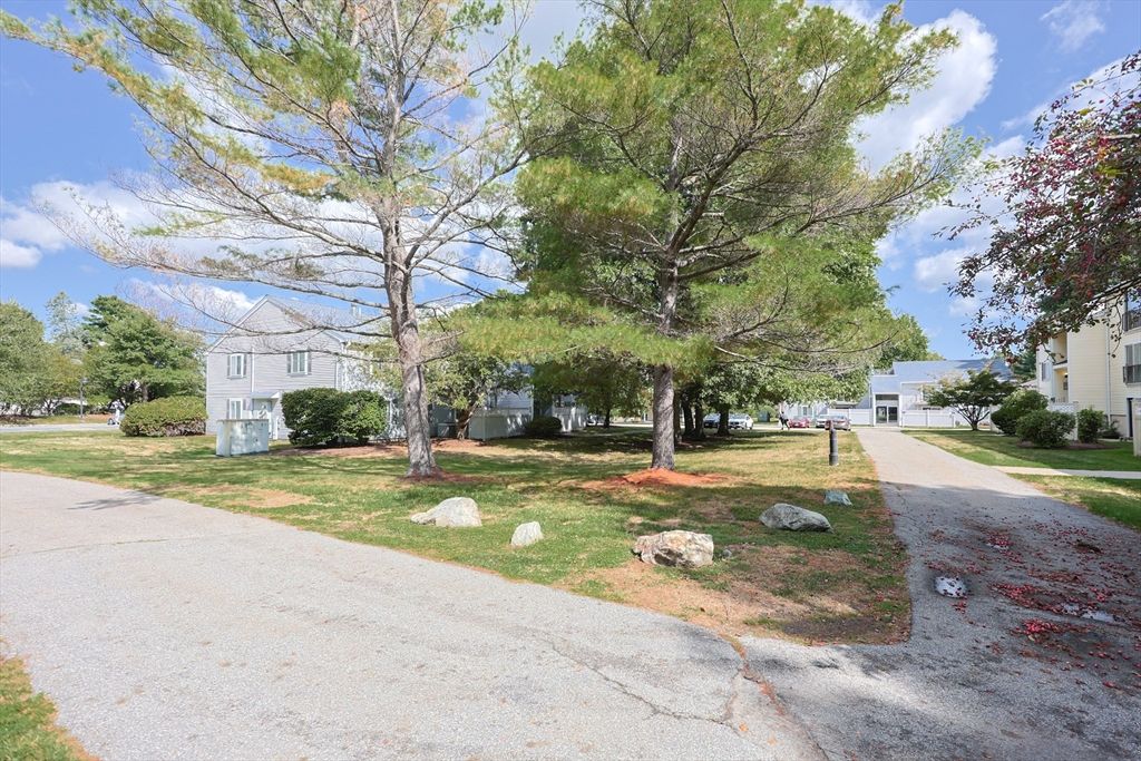 10 Village Green Ln 13, Natick, MA 01760