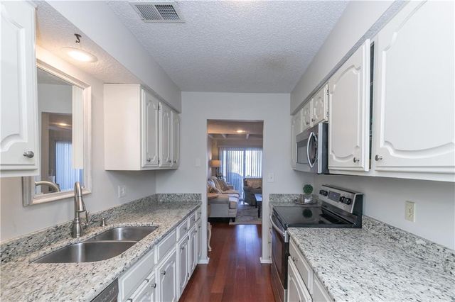 210 NE Bayview Drive, Lee's Summit, MO 64064