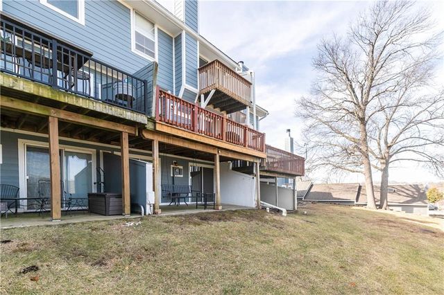 210 NE Bayview Drive, Lee's Summit, MO 64064