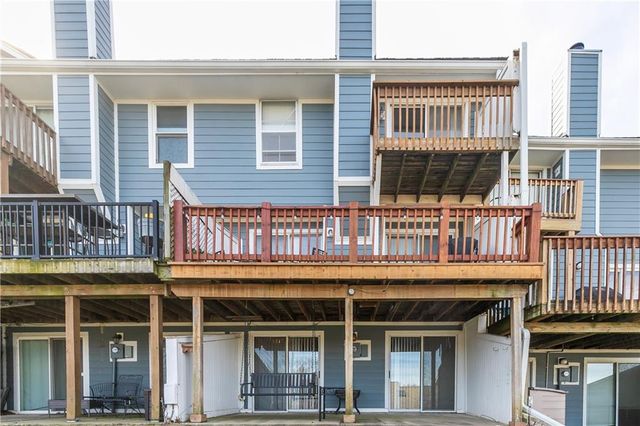 210 NE Bayview Drive, Lee's Summit, MO 64064