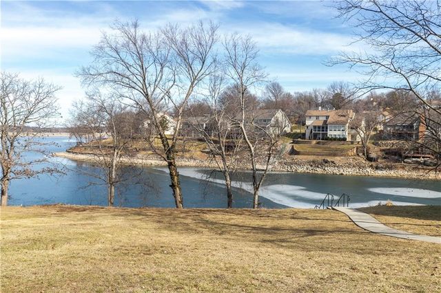 210 NE Bayview Drive, Lee's Summit, MO 64064