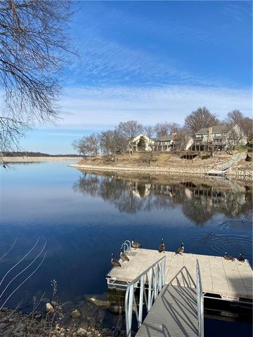 210 NE Bayview Drive, Lee's Summit, MO 64064