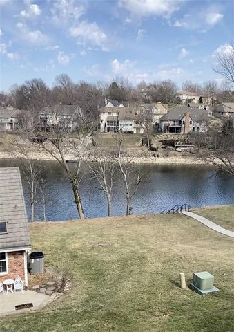 210 NE Bayview Drive, Lee's Summit, MO 64064