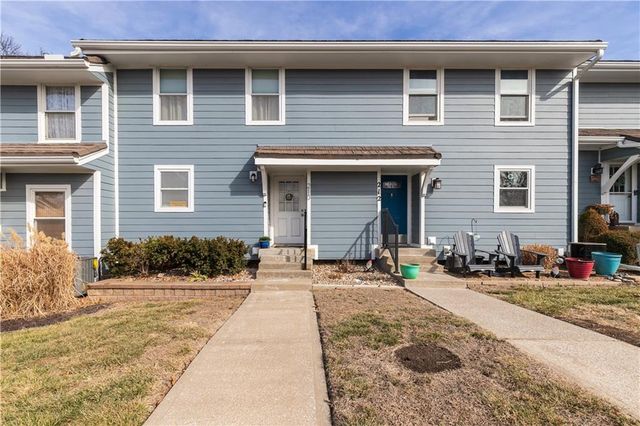 210 NE Bayview Drive, Lee's Summit, MO 64064