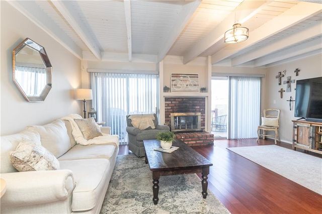 210 NE Bayview Drive, Lee's Summit, MO 64064