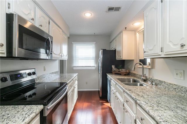 210 NE Bayview Drive, Lee's Summit, MO 64064