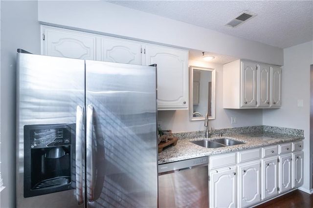 210 NE Bayview Drive, Lee's Summit, MO 64064