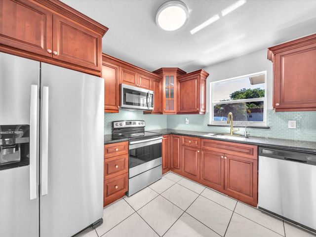 417 SW Natura Avenue B, Deerfield Beach, FL 33441