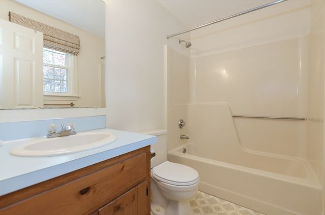 607 W Yarmouth Rd, Yarmouth, MA 02673