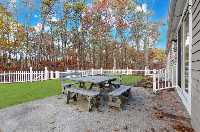 607 W Yarmouth Rd, Yarmouth, MA 02673