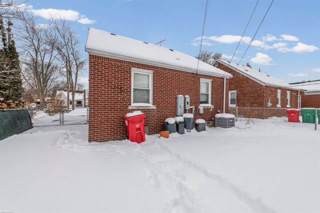 22844 Oakwood Avenue, Eastpointe, MI 48021