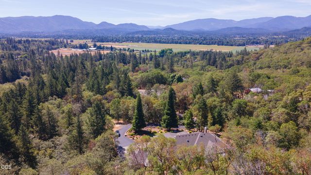 212 Isabella Lane, Grants Pass, OR 97526