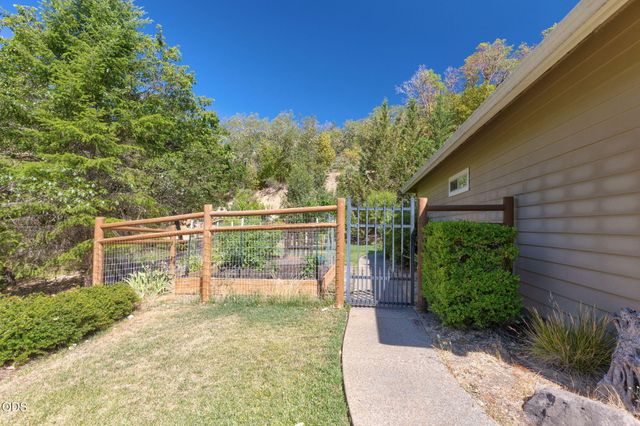 212 Isabella Lane, Grants Pass, OR 97526