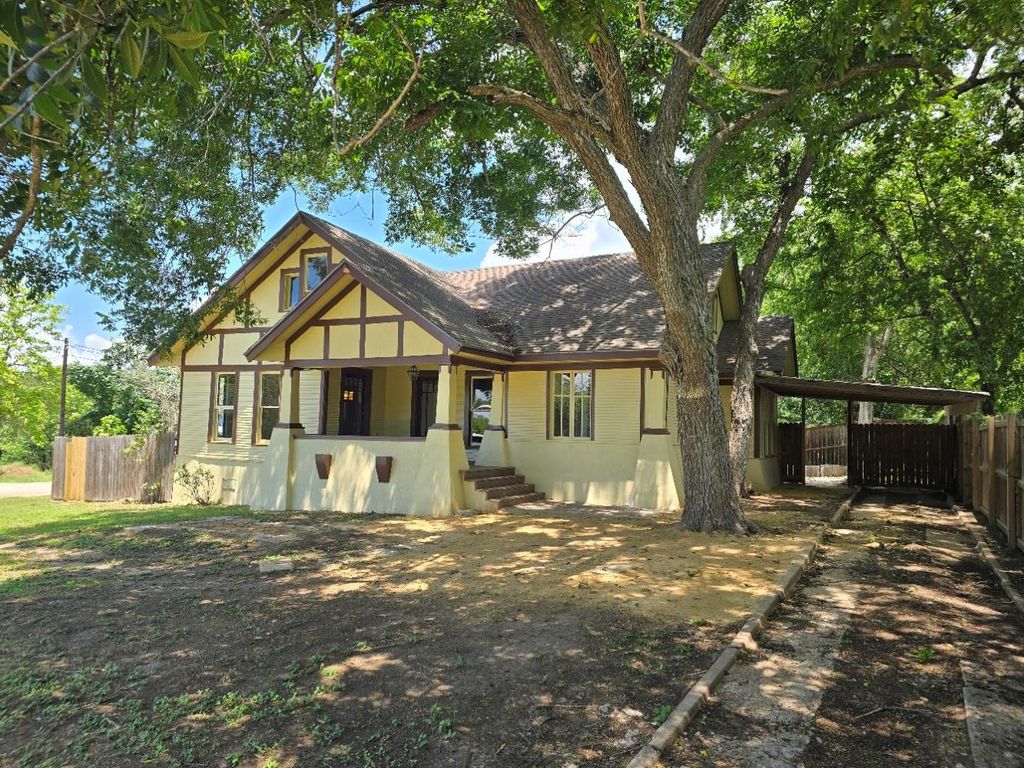144 W Wallace ST, Gonzales, TX 78629