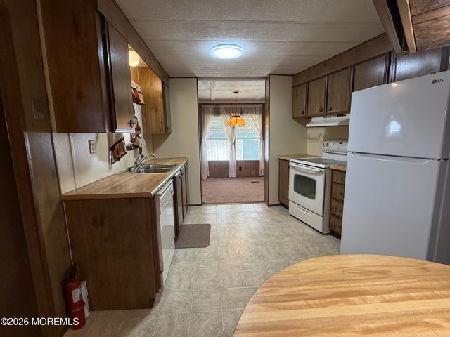 4 Wren Court, Manchester, NJ 08759