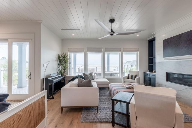 1311 Oahu Drive, Tiki Island, TX 77554