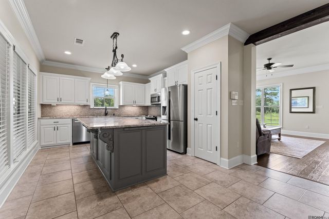 17053 Hardy Ln, Prairieville, LA 70769