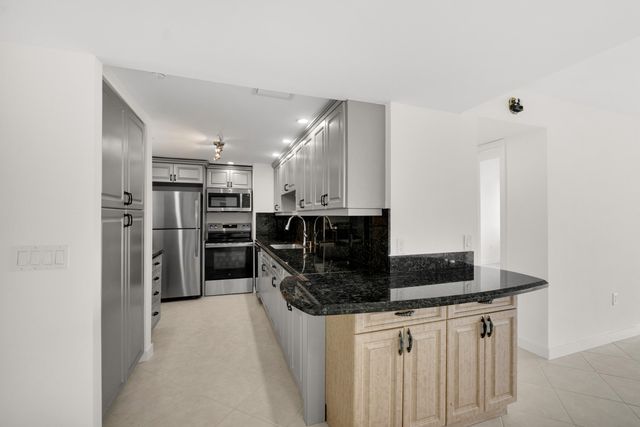 5600 N Flagler Drive 2504, West Palm Beach, FL 33407