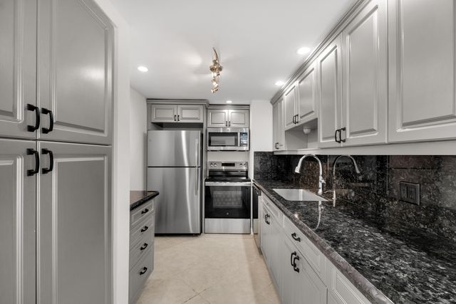 5600 N Flagler Drive 2504, West Palm Beach, FL 33407