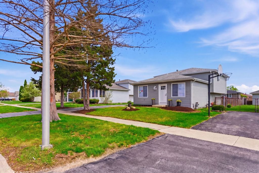 16801 90th Avenue, Orland Hills, IL 60487