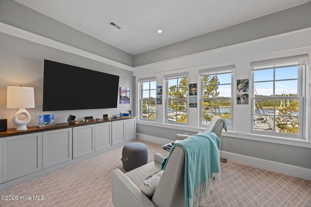 365 E Harborside Road, Oriental, NC 28571