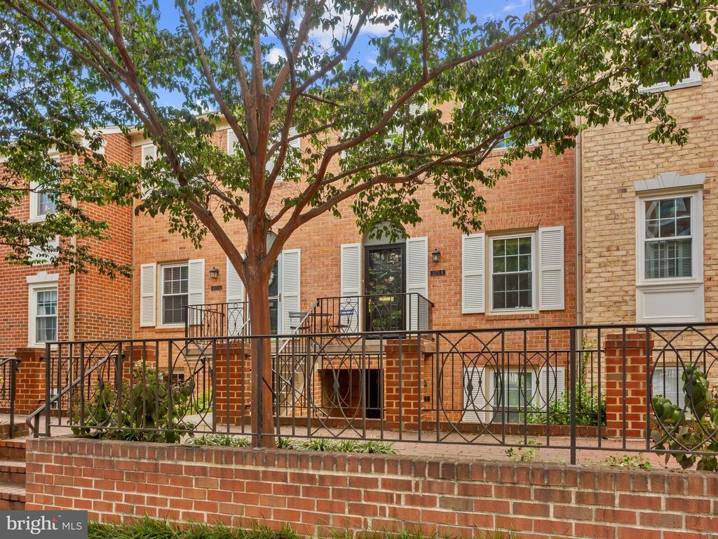 3275 SUTTON PL NW #B, Washington, DC 20016