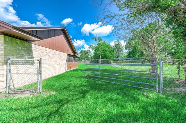 1626 County Road 965, Alvin, TX 77511