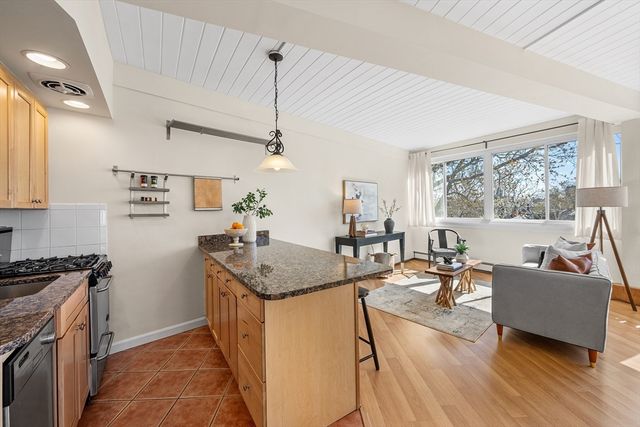 516 Green St 4B, Cambridge, MA 02139