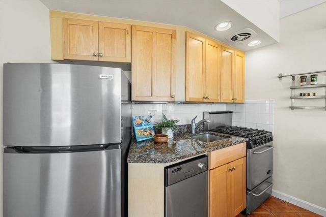 516 Green St 4B, Cambridge, MA 02139