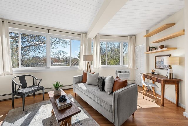 516 Green St 4B, Cambridge, MA 02139