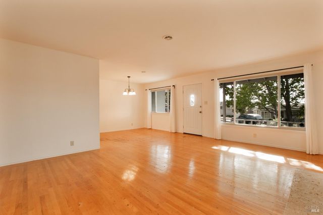112 Fairfax Ct, Vallejo, CA 94591