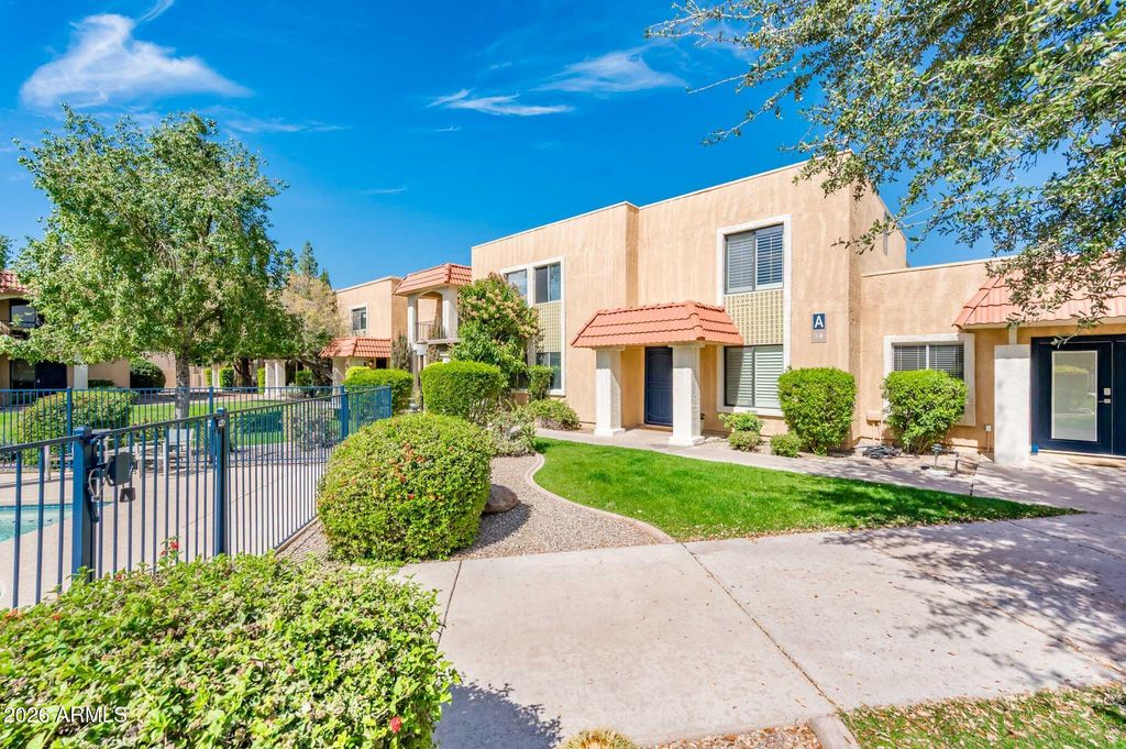 Image 11 of property listing at 601 E PALO VERDE Drive 8, Phoenix, AZ 85012