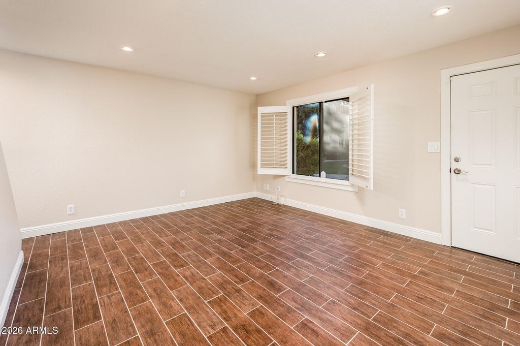 Image 12 of property listing at 601 E PALO VERDE Drive 8, Phoenix, AZ 85012