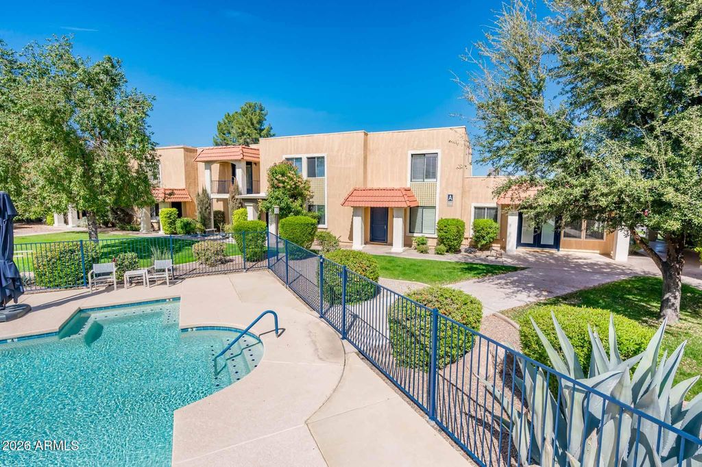 Image 2 of property listing at 601 E PALO VERDE Drive 8, Phoenix, AZ 85012