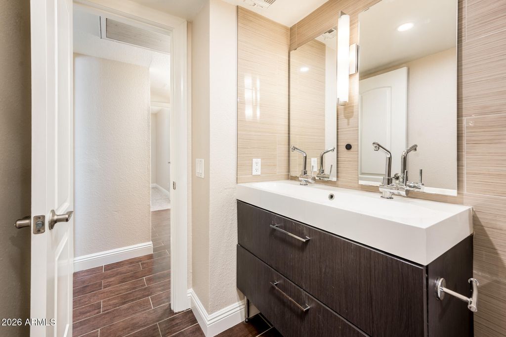 Image 38 of property listing at 601 E PALO VERDE Drive 8, Phoenix, AZ 85012