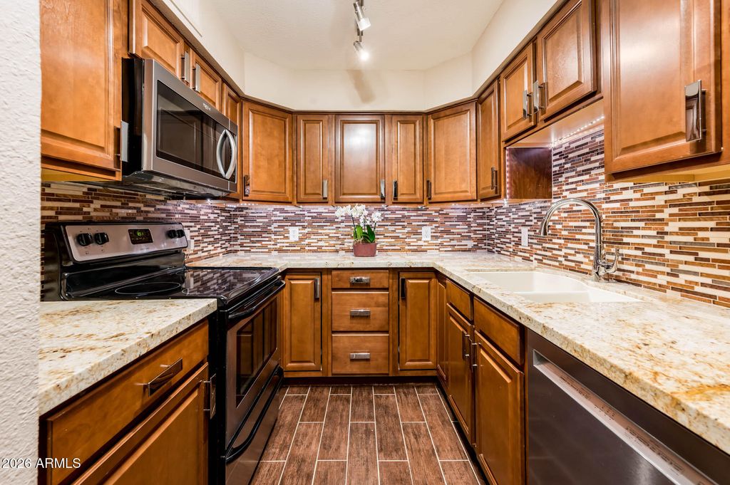 Image 4 of property listing at 601 E PALO VERDE Drive 8, Phoenix, AZ 85012